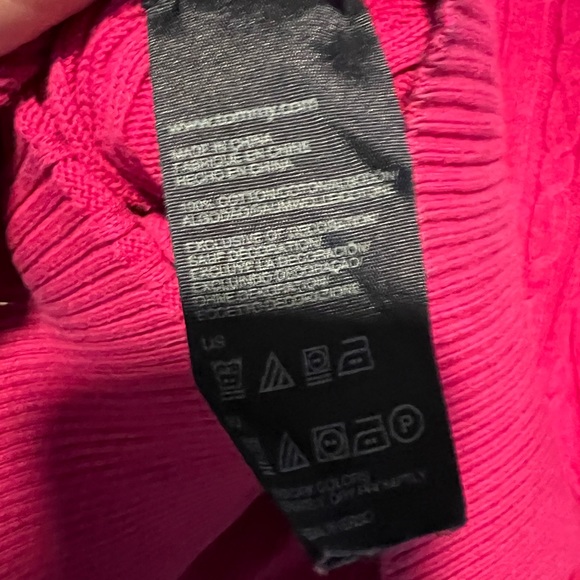 Tommy Hilfiger magenta v-neck sweater. Size Large. - Picture 9 of 9